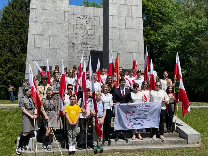 Harcerze pod pomnikiem wyzwolenia obozu Mauthausen-Gusen